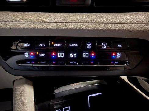 Used 2023 Buick Envision Avenir image 42