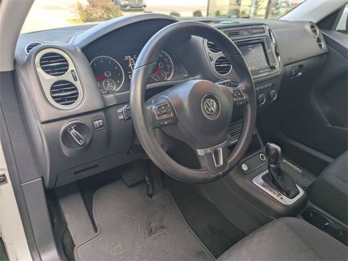 Used 2018 Volkswagen Tiguan Limited w/ Premium Package image 9