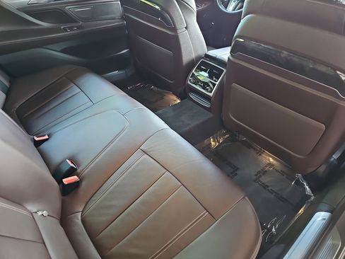 Used 2022 BMW 740i w/ M Sport Package RWD image 11