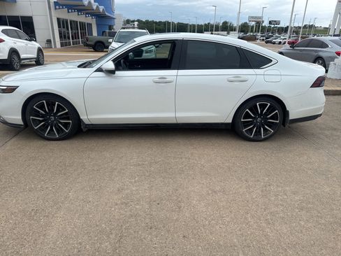 Used 2025 Honda Accord Touring image 2