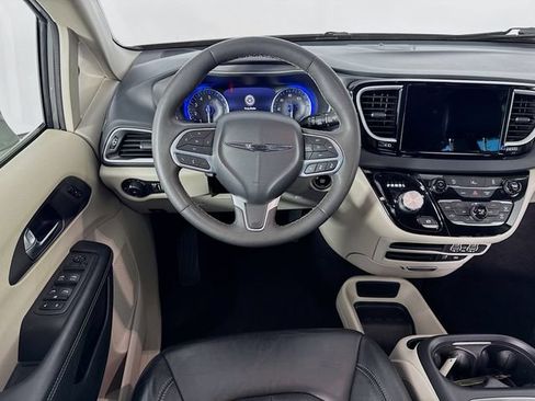 Used 2022 Chrysler Pacifica Touring-L FWD image 22