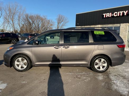 Used 2015 Toyota Sienna LE image 3