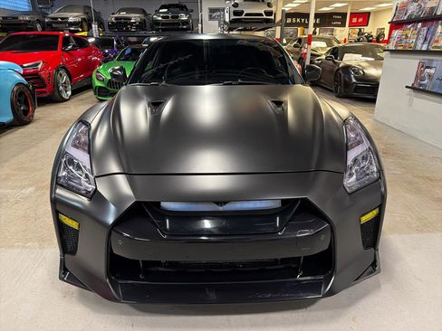 Used 2015 Nissan GT-R Black Edition image 2