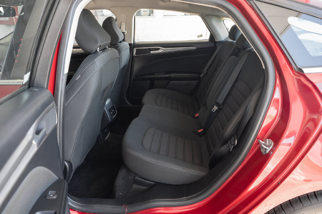 Used 2020 Ford Fusion SE FWD image 38