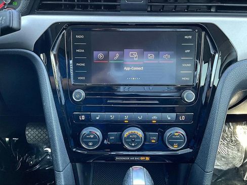 Used 2022 Volkswagen Passat 2.0T SE image 14