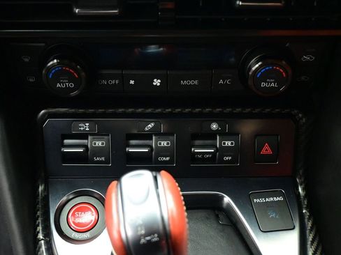 Used 2018 Nissan GT-R Premium w/ Premium Interior Package image 8