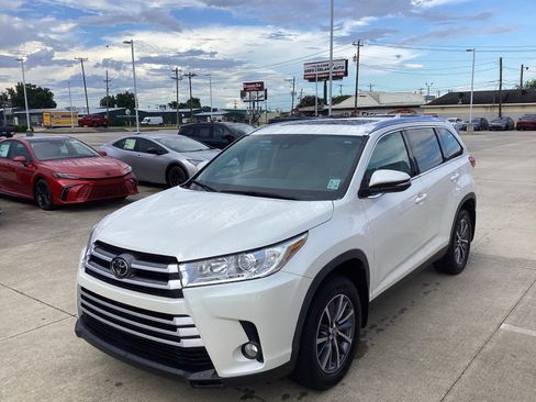 Used 2019 Toyota Highlander XLE FWD image 3