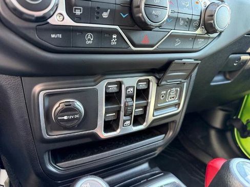 Used 2018 Jeep Wrangler Unlimited Sahara AWD/4WD image 27