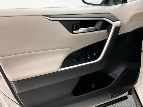 Used 2021 Toyota RAV4 XLE w/ Convenience Package FWD image 18