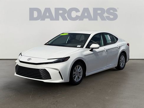 Used 2025 Toyota Camry LE image 3