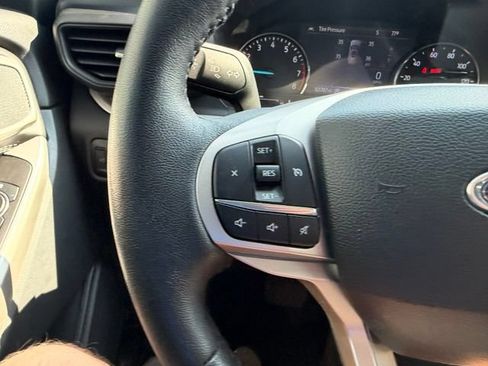 Used 2023 Ford Explorer XLT AWD/4WD image 21