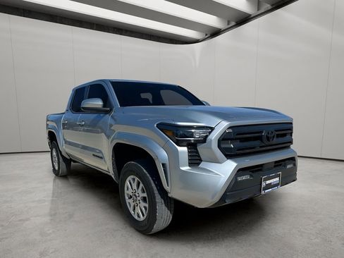 Used 2025 Toyota Tacoma SR5 image 7