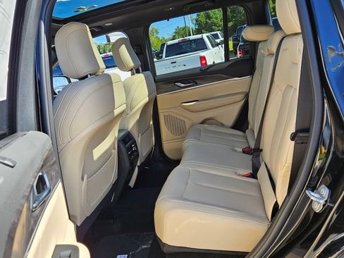 New 2025 Jeep Grand Cherokee Limited w/ Luxury Tech Group II RWD image 8
