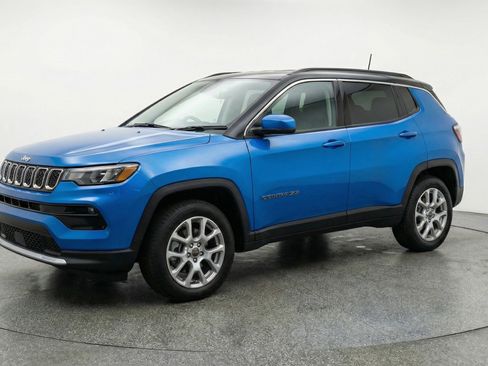 Used 2025 Jeep Compass Limited image 3