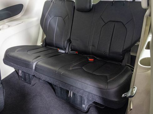 Used 2018 Chrysler Pacifica Touring-L image 37