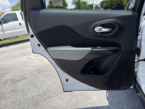Used 2014 Jeep Cherokee Latitude image 27