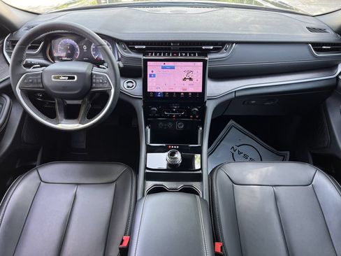 Used 2025 Jeep Grand Cherokee Limited RWD image 8
