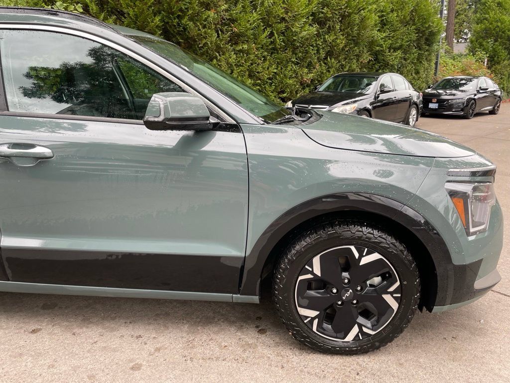 Used 2023 Kia Niro Wave w/ Wave Preserve Package FWD image 2
