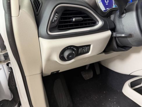Used 2022 Chrysler Pacifica Touring-L FWD image 21