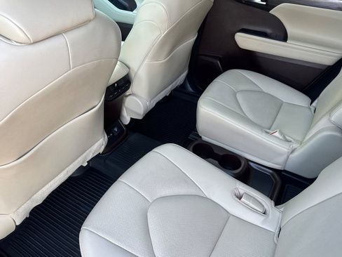 Used 2022 Toyota Highlander Limited image 11