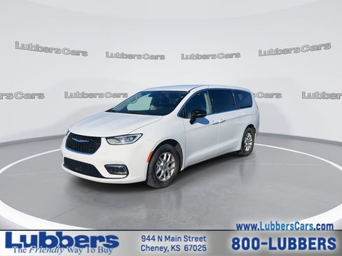 Used 2024 Chrysler Pacifica Touring-L image 4