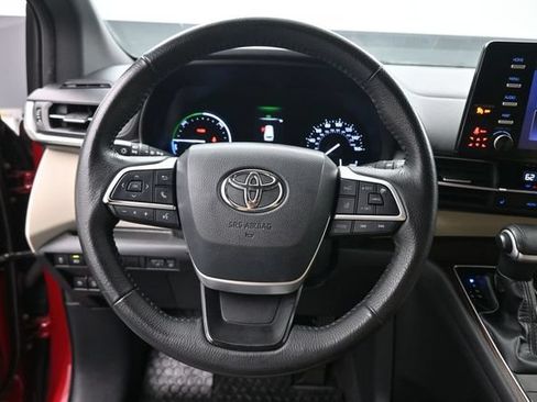 Used 2021 Toyota Sienna XLE FWD image 28
