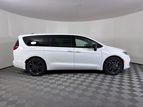 New 2026 Chrysler Pacifica Select image 11