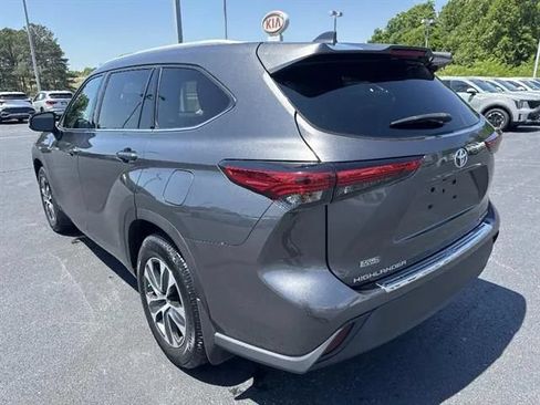 Used 2022 Toyota Highlander XLE AWD/4WD image 4