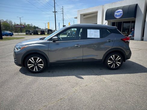 Used 2020 Nissan Kicks SV image 2