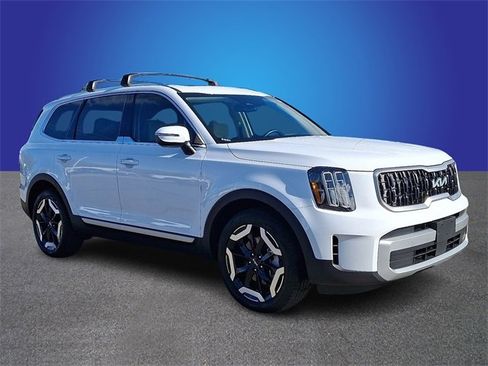 Used 2025 Kia Telluride EX w/ EX Captain's Chair Package image 3