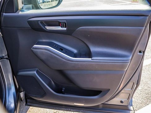 Used 2020 Toyota Highlander XLE image 18