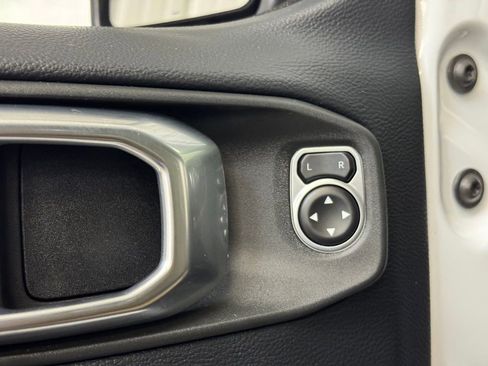 Used 2018 Jeep Wrangler Unlimited Sahara AWD/4WD image 9
