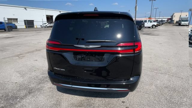 Used 2025 Chrysler Pacifica Select FWD image 9