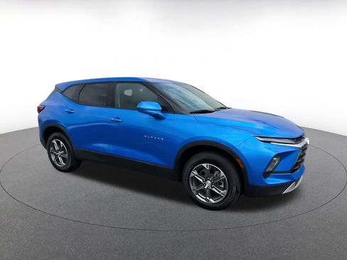 Used 2025 Chevrolet Blazer LT FWD image 2