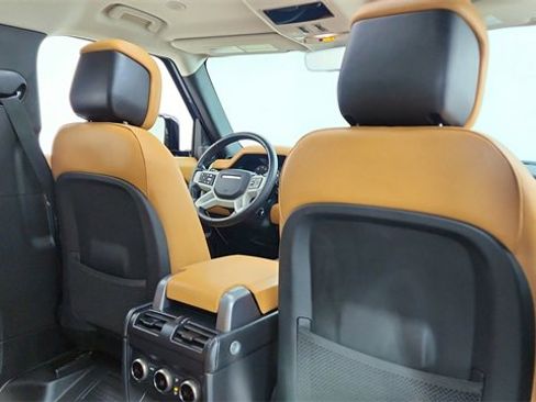 Used 2024 Land Rover Defender 110 SE image 29