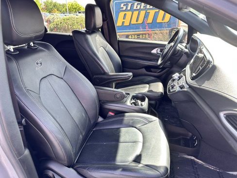 Used 2021 Chrysler Pacifica Touring-L w/ Uconnect Theater Family Group image 21