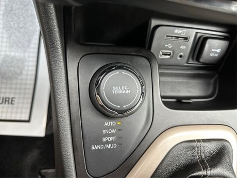 Used 2014 Jeep Cherokee Latitude w/ Cold Weather Group image 38