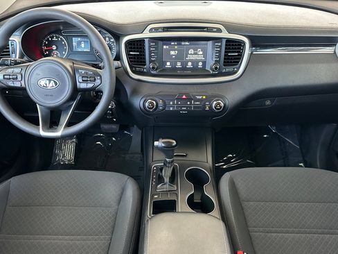 Used 2018 Kia Sorento FWD image 16