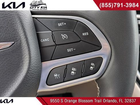 Used 2022 Chrysler Pacifica Touring-L w/ Uconnect Theater Family Group FWD image 31