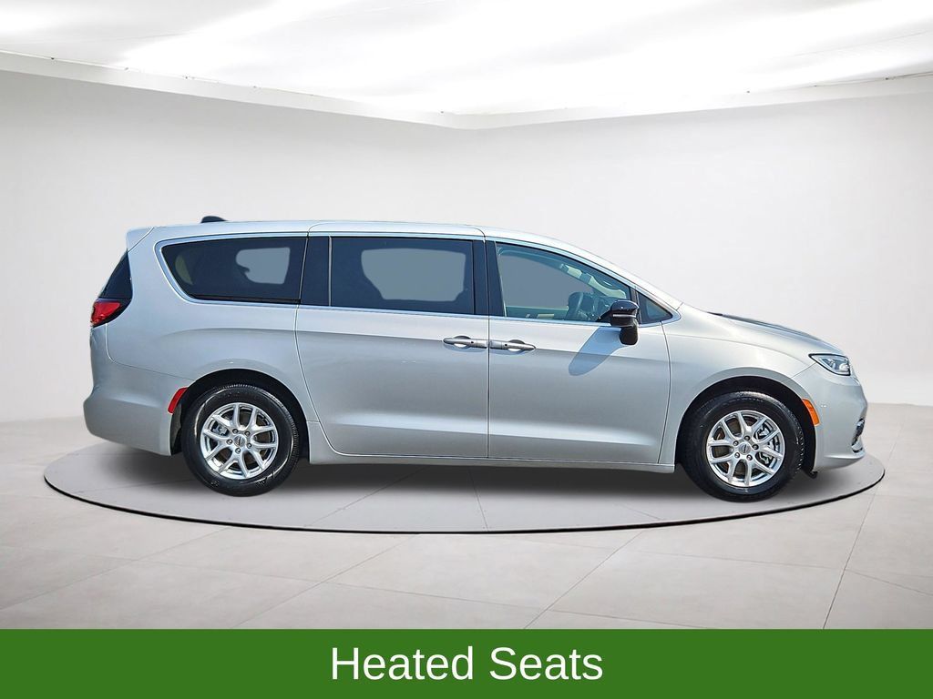 Used 2024 Chrysler Pacifica Touring-L FWD image 8