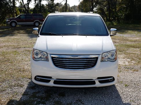 Used 2012 Chrysler Town & Country Limited image 17