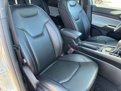 Used 2024 Jeep Compass Latitude w/ Sun and Sound Group AWD/4WD image 6