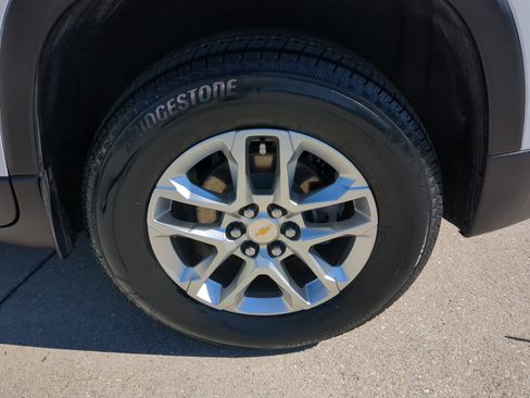 Used 2021 Chevrolet Traverse LT image 34