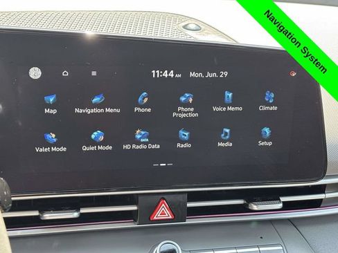 Used 2024 Hyundai Elantra SEL FWD image 18