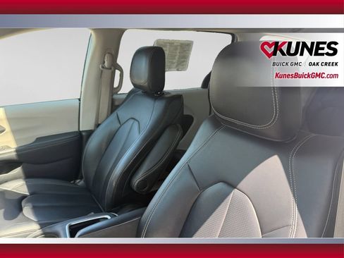 Used 2024 Chrysler Pacifica Touring-L FWD image 23