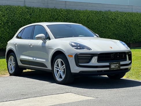 Certified 2025 Porsche Macan AWD/4WD image 10