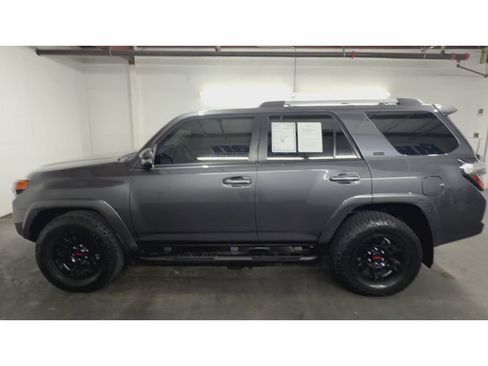 Used 2022 Toyota 4Runner SR5 Premium w/ Moonroof Package AWD/4WD image 5