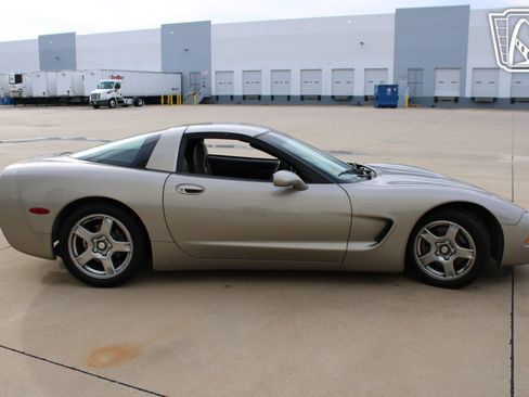 Used 1998 Chevrolet Corvette Coupe w/ Performance Handling Pkg image 18