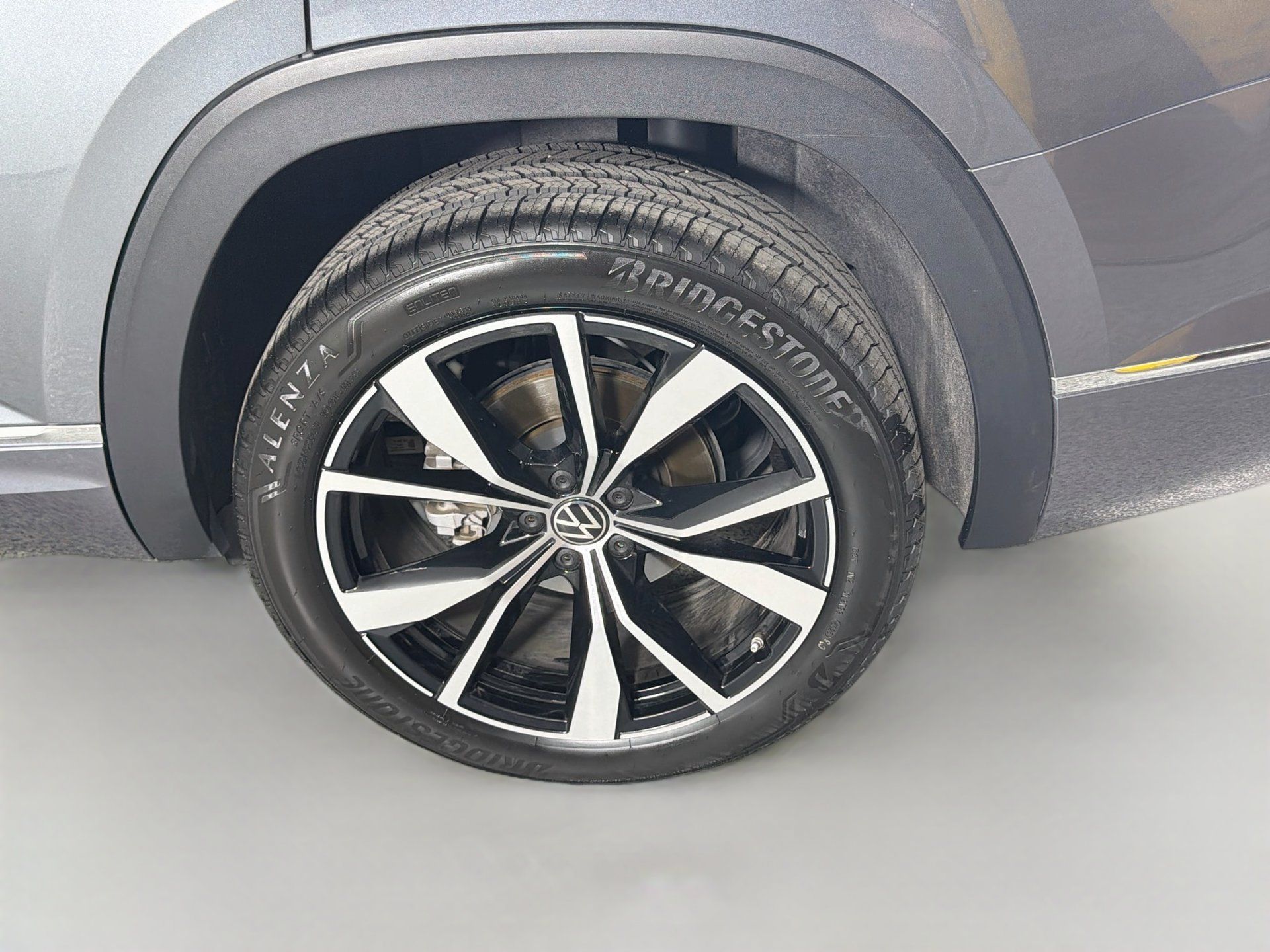 Used 2024 Volkswagen Atlas SEL Premium R-Line AWD/4WD image 32