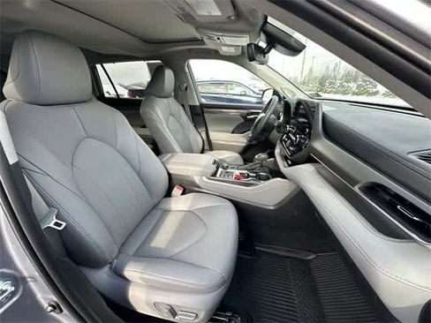 Used 2024 Toyota Highlander Limited image 23
